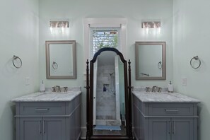 Ducha, secador de pelo, toallas, jabón
