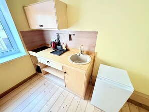 Frigorifero, piano cottura, bollitore elettrico