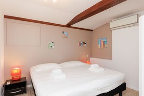 Iron/ironing board, free WiFi, bed sheets