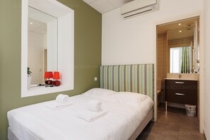 Fer et planche à repasser, Wi-Fi gratuit, draps fournis