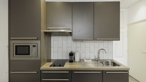 Una cucina moderna con elettrodomestici integrati, un lavello e un piano di lavoro.