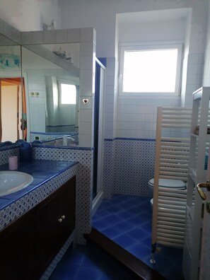 Dusche, Haartrockner, Bidet, Handtücher