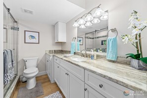 Ducha, secador de pelo, toallas, jabón