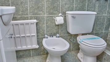 Regadera, bidet, toallas, shampoo