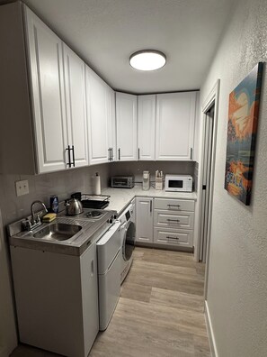 Kühlschrank, Mikrowelle, Herdplatte, Wasserkocher mit Kaffee-/Teezubehör