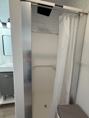 Dusche, Haartrockner, Handtücher, Seife