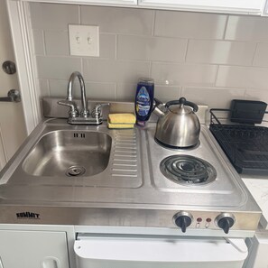 Kühlschrank, Mikrowelle, Herdplatte, Wasserkocher mit Kaffee-/Teezubehör