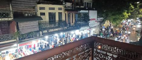 Luxury-Doppelzimmer, Balkon, Stadtblick | Terrasse/Patio