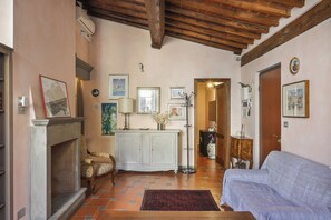 Classic Apartment | Living area - 2 Bedroom Apartment with Terrace (Florence)