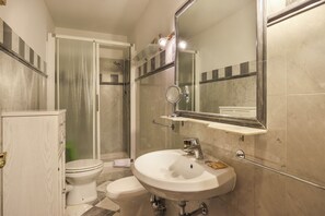 Departamento clásico | Baño | Secadora de cabello, toallas, jabón, shampoo 
