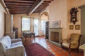 Classic Apartment | Living area - 2 Bedroom Apartment with Terrace (Florence)