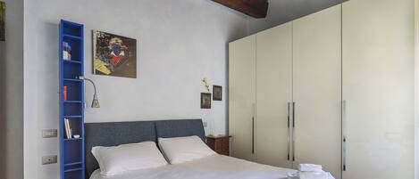 2 bedrooms, iron/ironing board, free WiFi