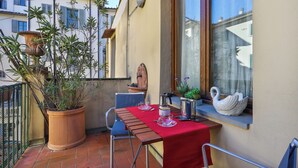 Classic Apartment | Balcony - 2 Bedroom Apartment with Terrace (Florence)