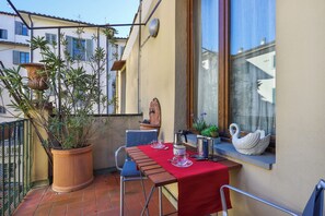 Classic Apartment | Balcony - 2 Bedroom Apartment with Terrace (Florence)