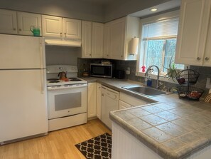 Een microgolfoven, een oven, een kookplaat, een vaatwasser