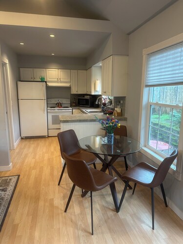 Charming carriage house in Ashland near downtown 