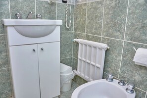 Douche, bidet, serviettes fournies, savon