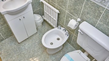 Ducha, bidet, toallas, jabón