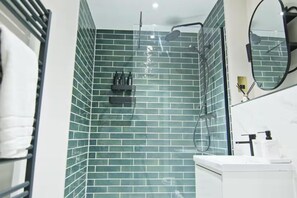 Apartament | Bany | Dutxa, assecador de cabells, tovalloles i paper higiènic 