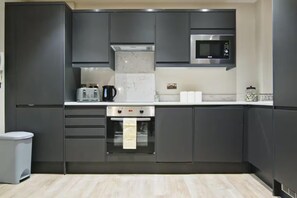 Apartment | Private kitchen | Fridge, microwave, oven, stovetop - Leeds City Center - 1 Bed - Baby Friendly (Leeds)