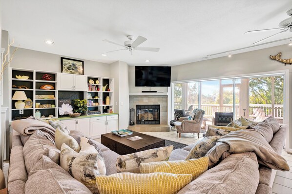 Téléviseur connecté, foyer, table de ping-pong