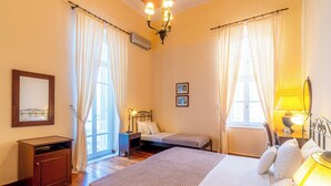 Phòng 3 phong cách cổ điển, ban công, quang cảnh một góc biển | Quang cảnh từ phòng