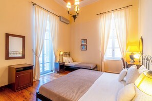 Habitación triple clásica, balcón, vista parcial al mar | Vista desde la habitación