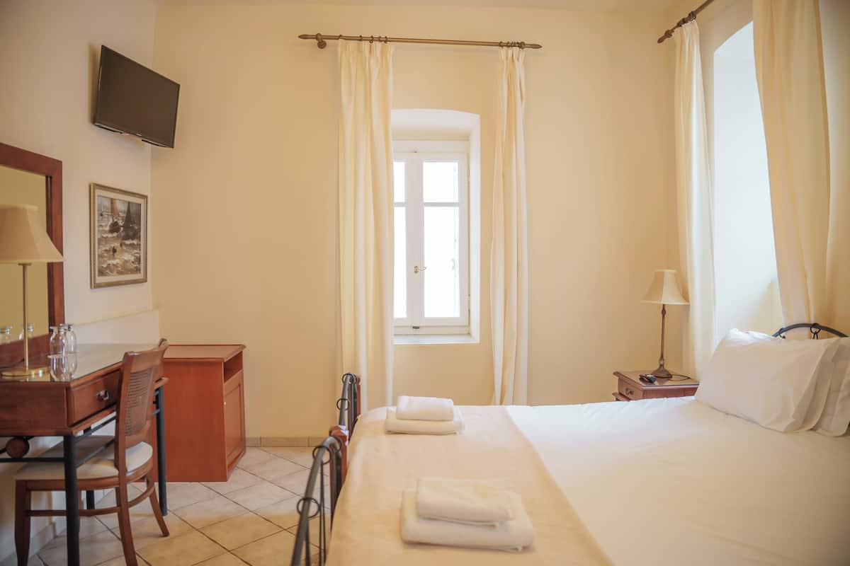 Economy kamer, 1 twee- of 2 eenpersoonsbedden | Een bureau, geluiddichte muren, een strijkplank/strijkijzer, gratis wifi