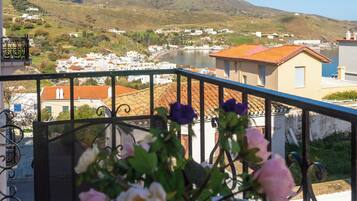 Klassieke tweepersoonskamer, balkon, gedeeltelijk uitzicht op zee | Een bureau, geluiddichte muren, een strijkplank/strijkijzer, gratis wifi