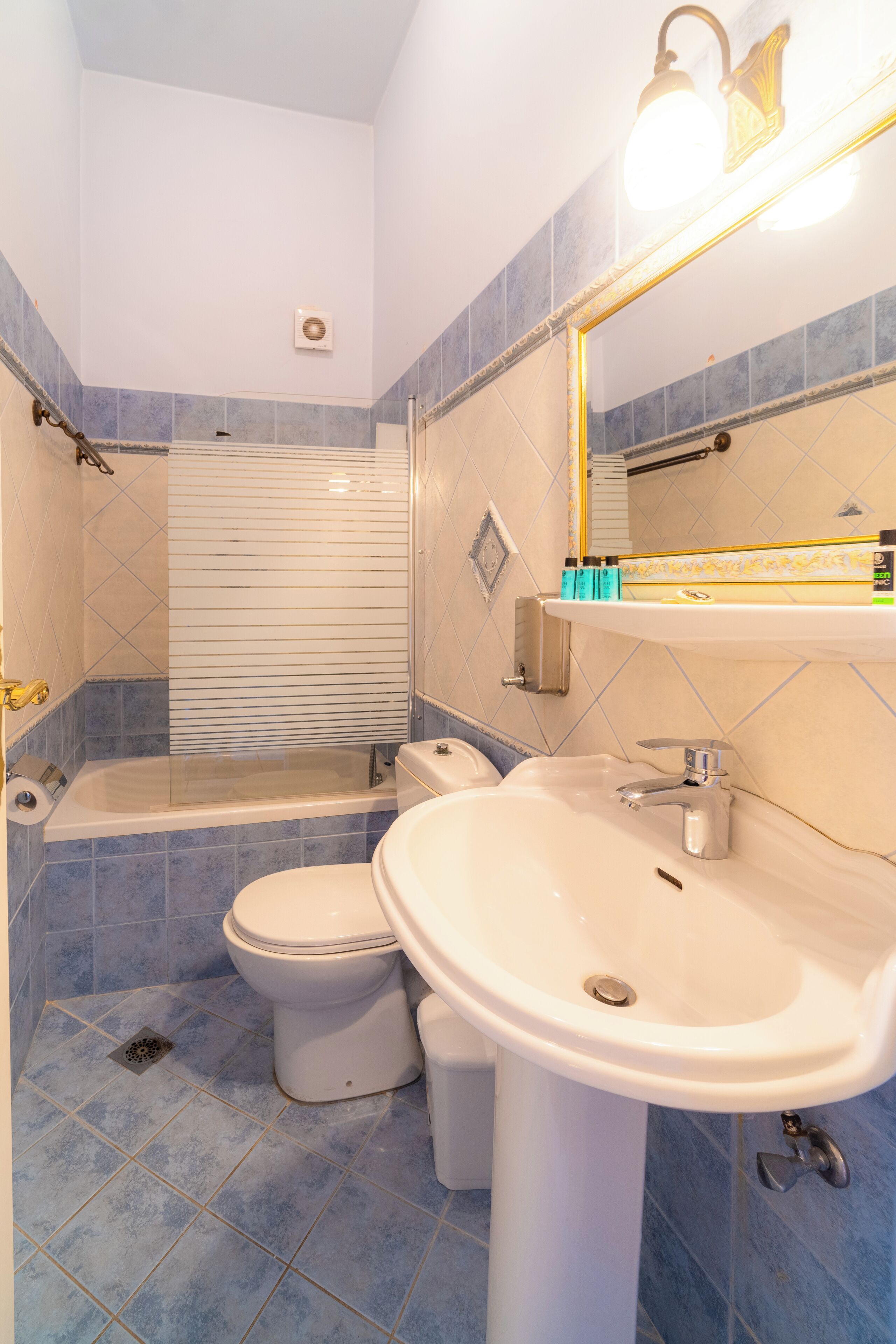 Une salle de bain avec une baignoire, des toilettes et un lavabo.
