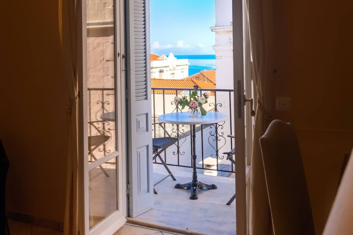 Klassieke tweepersoonskamer, balkon, gedeeltelijk uitzicht op zee | Een bureau, geluiddichte muren, een strijkplank/strijkijzer, gratis wifi