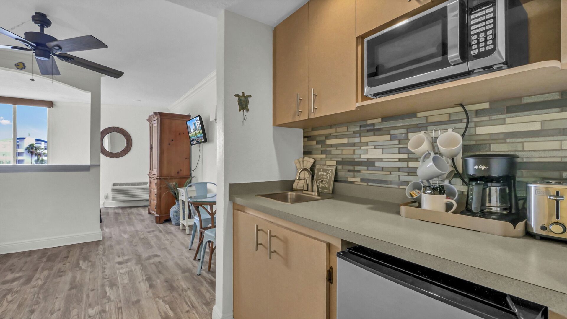 冰箱、微波炉、茶具/咖啡用具、烤面包机