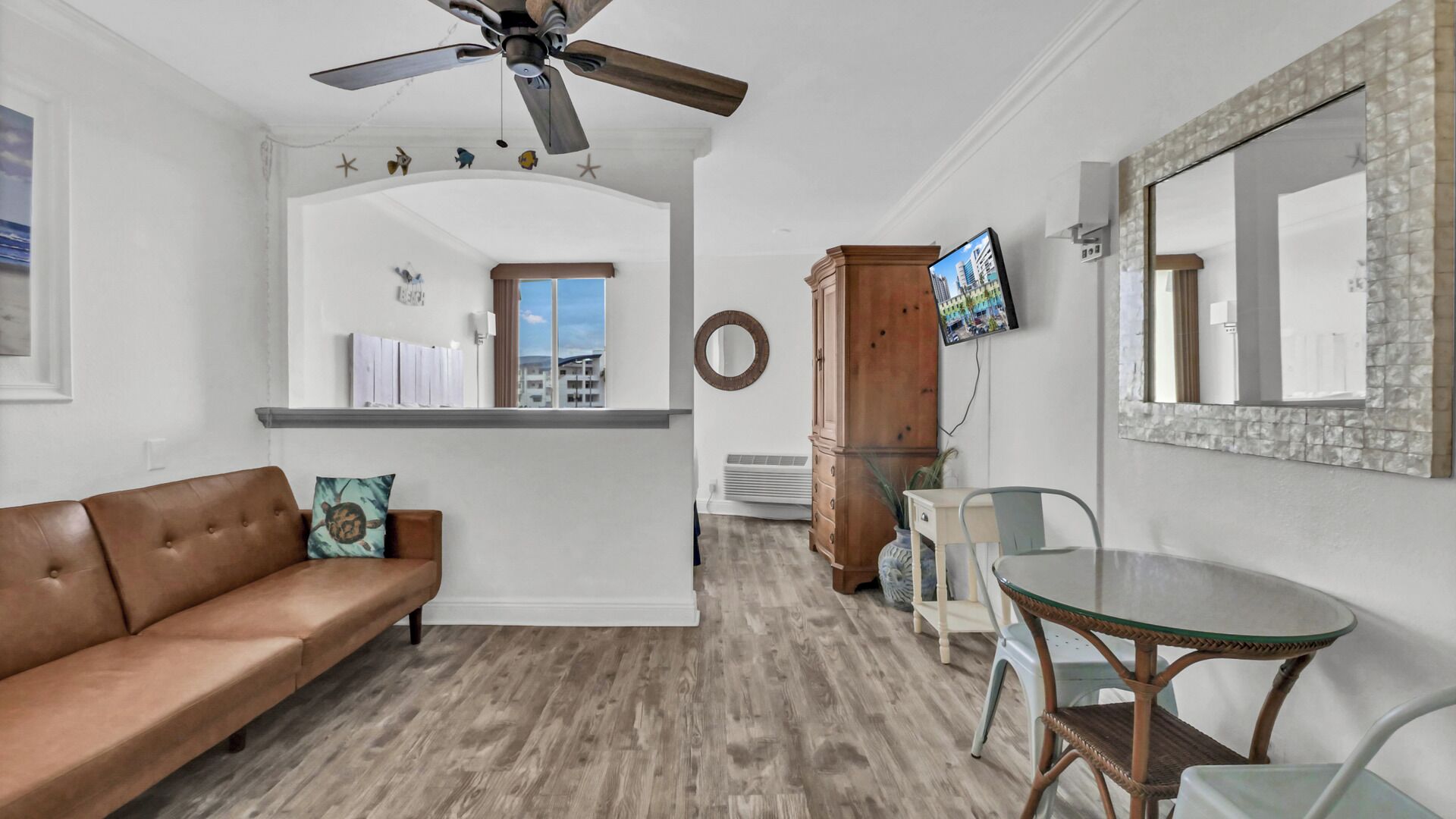 Tv och ett bordtennisbord