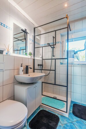 Dusj, hårføner, håndklær og såpe