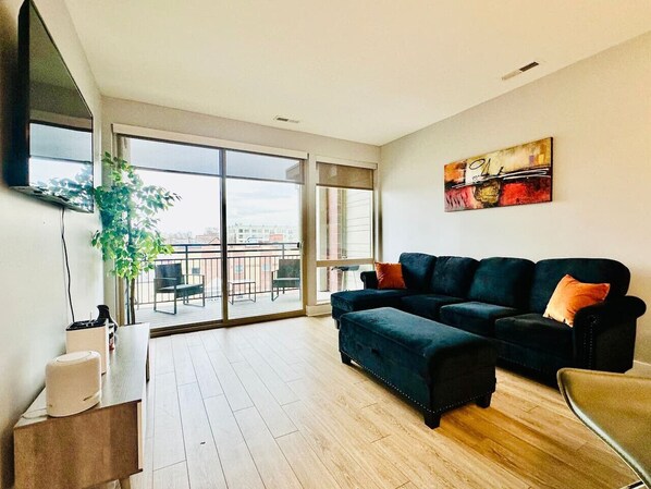 TV - Scenic Downtown Loft with Pool (Indianapolis)