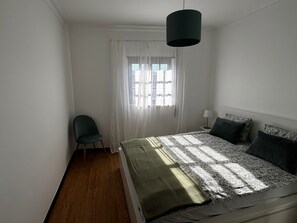 2 bedrooms, iron/ironing board, travel cot, free WiFi