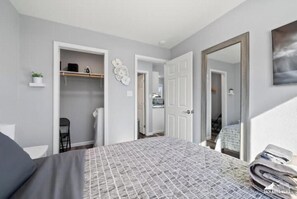 1 bedroom, iron/ironing board, WiFi - Stylish new 1 bedroom unit [16] (Anchorage)