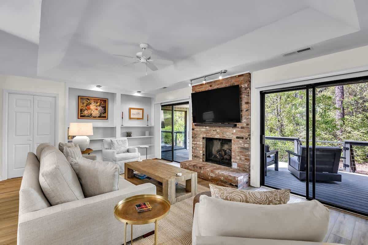 Smart TV, chimenea y oficina 