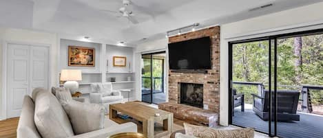 Smart TV, chimenea y oficina