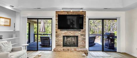 Smart-TV, Kamin, Arbeitsbereiche