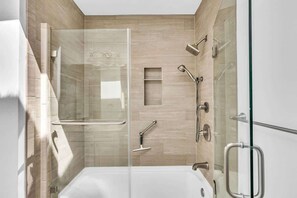 Dusche, Haartrockner, Handtücher