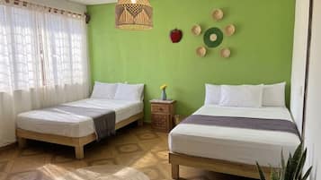 Habitación familiar | Espacio para trabajar con laptop, wifi gratis y ropa de cama