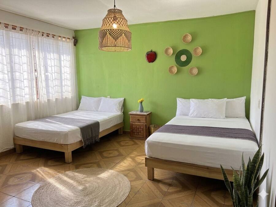 Habitación familiar | Espacio para trabajar con un portátil, wifi gratis, ropa de cama