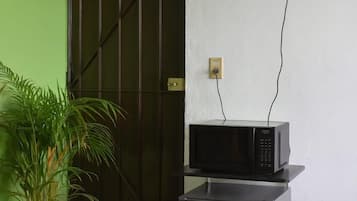 Habitación familiar | Espacio para trabajar con laptop, wifi gratis y ropa de cama