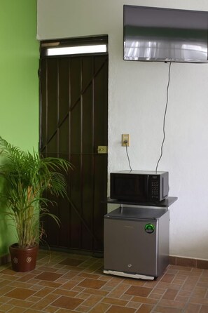 Family Room | Laptop workspace, free WiFi, bed sheets