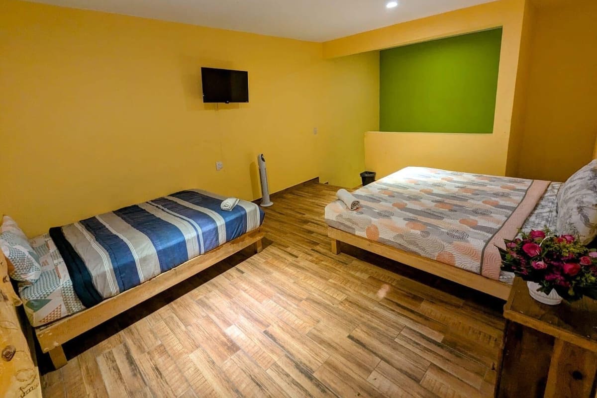 Espacio para trabajar con laptop, wifi gratis y ropa de cama