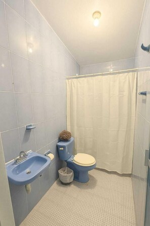 Family Room | Bathroom - Hostal Alixel Oaxaca (Oaxaca)