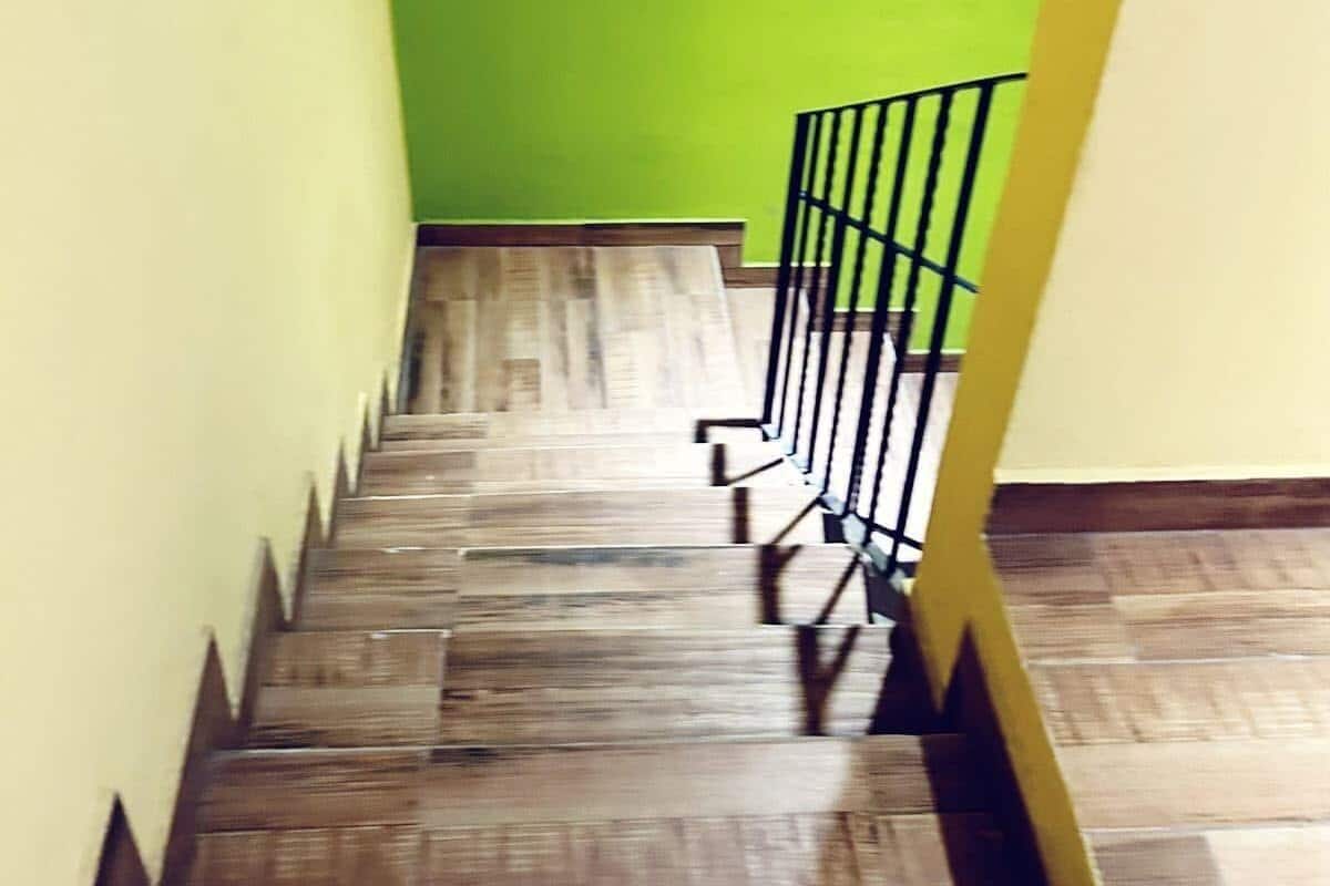 Espacio para trabajar con laptop, wifi gratis y ropa de cama