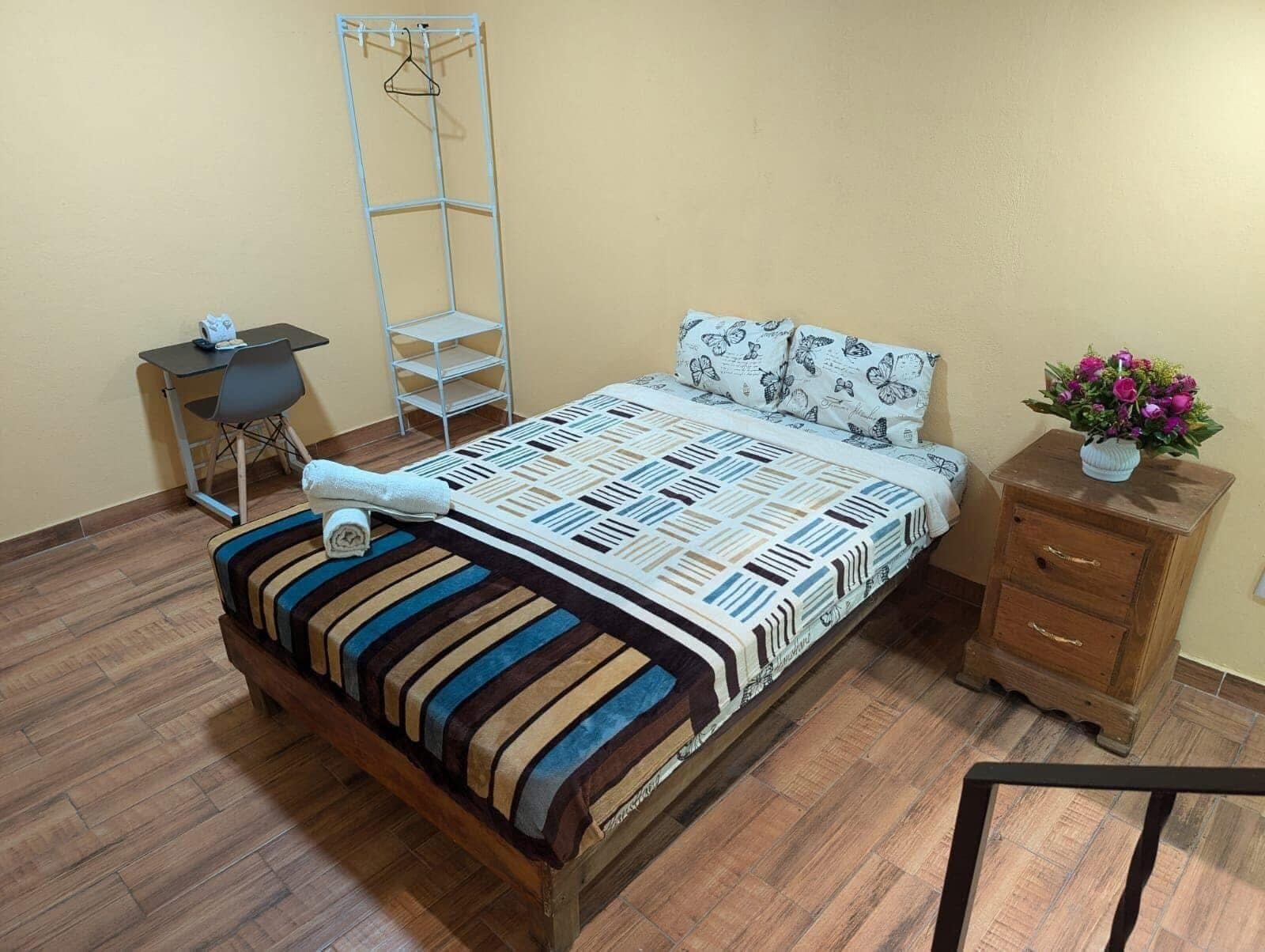 Espace de travail pour ordinateur portable, Wi-Fi gratuit, draps fournis