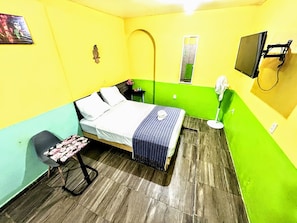 Habitación básica | Espacio para trabajar con laptop, wifi gratis y ropa de cama